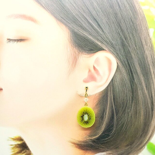 キウイ皮無し（両面細工）小サイズ☆リアルな食品サンプルのフルーツイヤリング