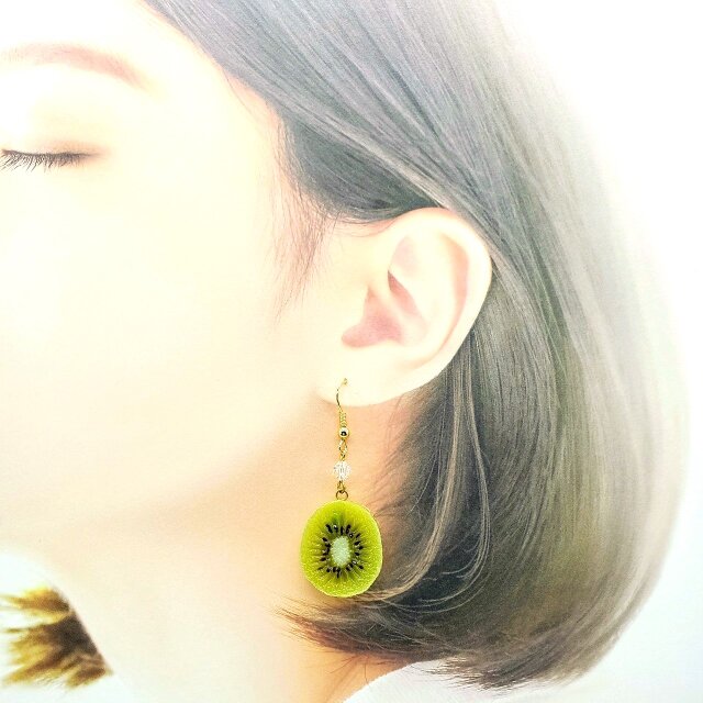 キウイ皮無し（両面細工）小サイズ☆リアルな食品サンプルのフルーツピアス