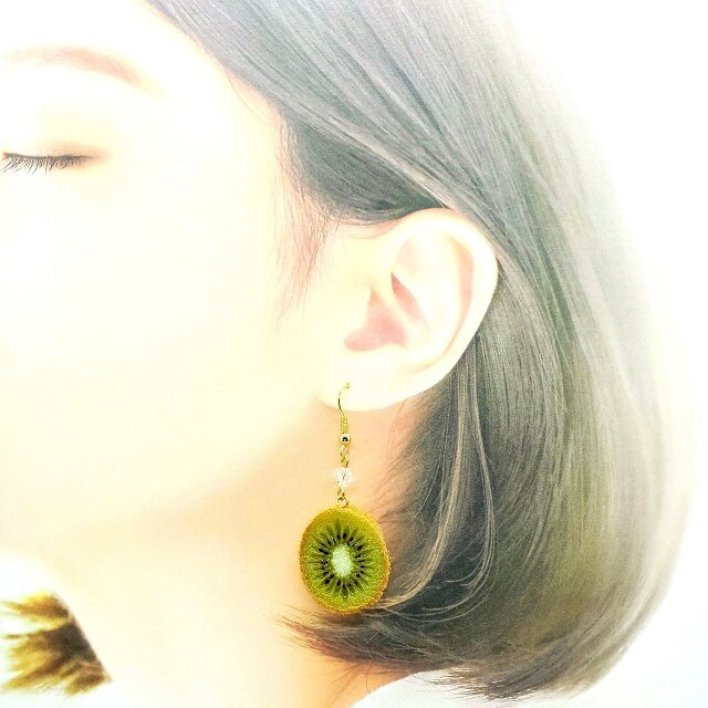 キウイ（両面細工）小サイズ☆リアルな食品サンプルのフルーツピアス