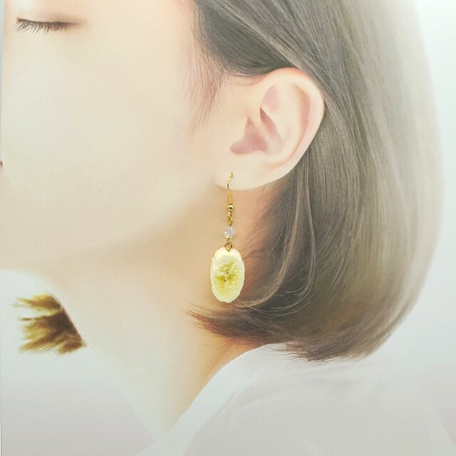 バナナ（両面細工）小サイズ☆リアルな食品サンプルのフルーツピアス