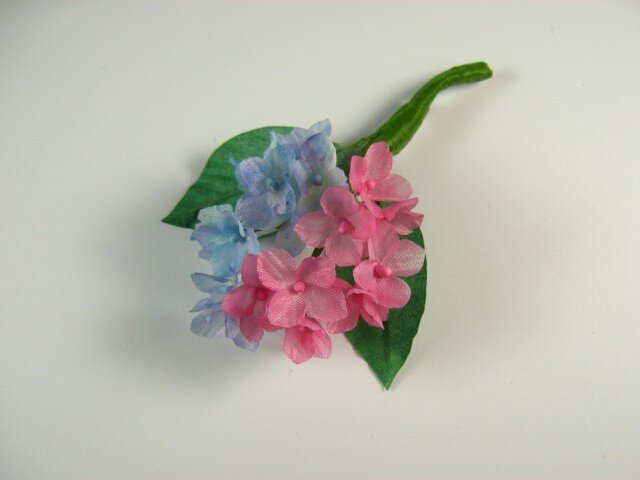手染め布花 赤いと青いアジサイ 紫陽花 のコサージュ Iichi ハンドメイド クラフト作品 手仕事品の通販
