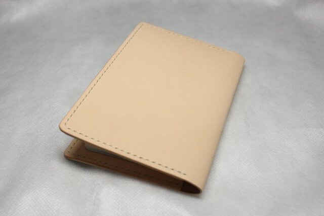 ヌメ革 手縫いのパスポートケース（ナチュラル色） | iichi 日々の