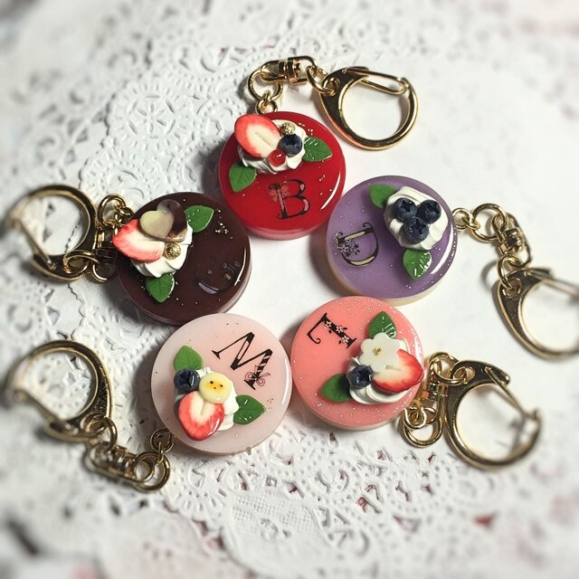 選べる5種類!イニシャルケーキのキーホルダーの画像1枚目