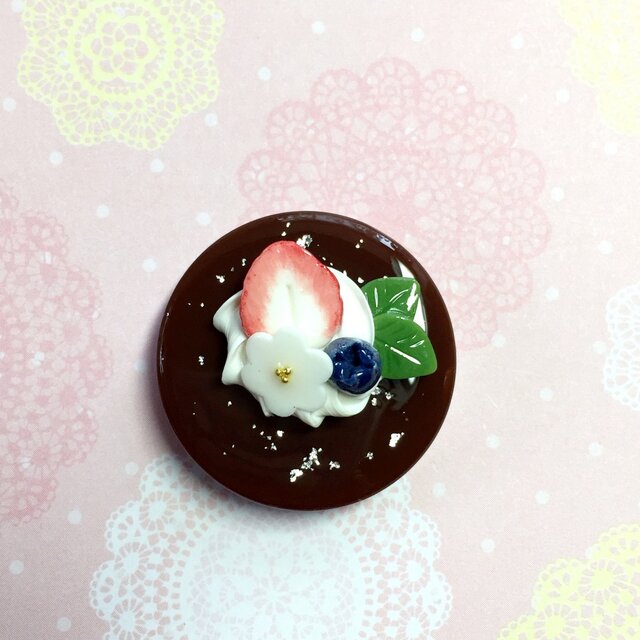 シルバーラメ入りいちごフラワーケーキのブローチの画像1枚目