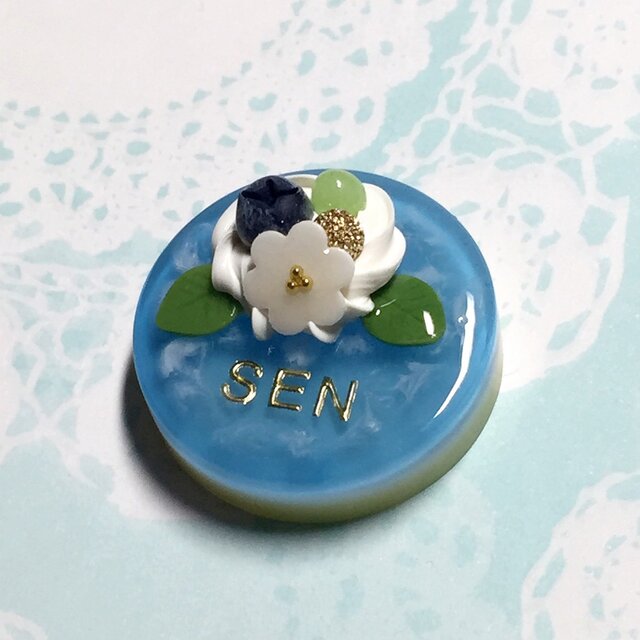 名前入り☆blue white flowerケーキのブローチの画像1枚目