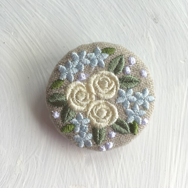 リネン ミニバラのブーケ 刺繍ブローチ クリーム 40ミリの画像1枚目