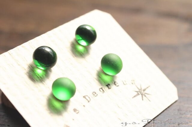 【Pair】チタンピアス・ForestGreenの画像1枚目