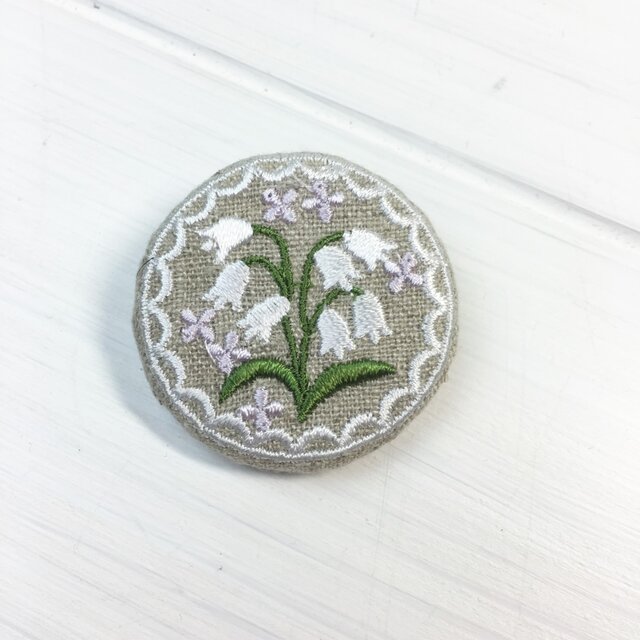 リネン すずらん 刺繍ブローチ 40ミリサイズの画像1枚目