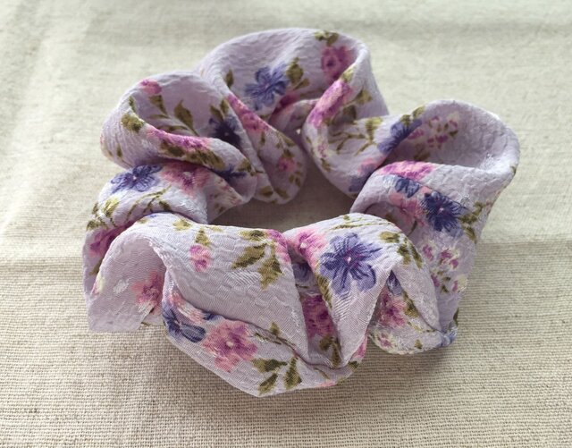 うす紫の花柄シュシュ | iichi 日々の暮らしを心地よくする
