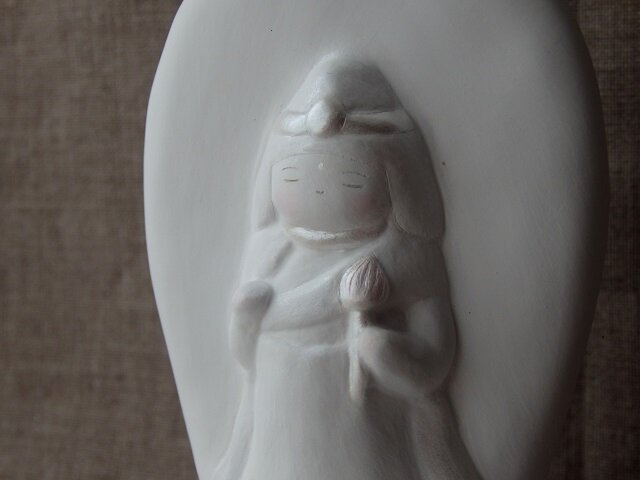 作家ハンドメイド　観音様　焼き物 観音様 white | iichi 日々の暮らしを心地よくするハンドメイドや