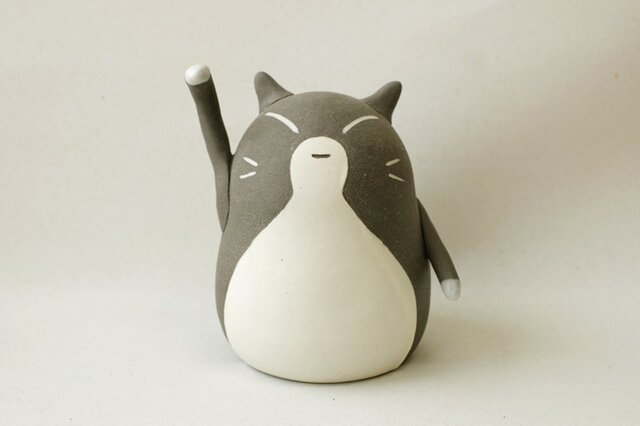 招き猫(小・右手) / 陶器の招き猫、金運招きといわれる右手あげの画像1枚目