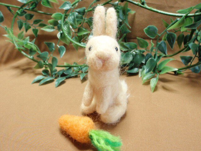 羊毛うさぎ*ミニマスコット*たっち*クリームの画像1枚目