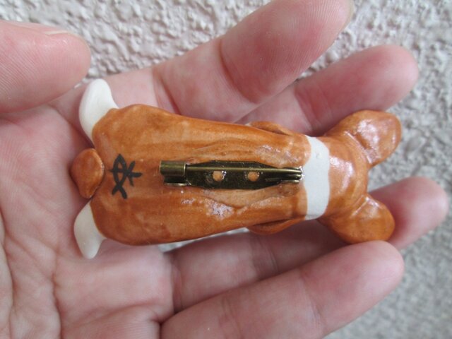 へそ天ブローチ（コーギー・ダックス） | iichi 日々の暮らしを