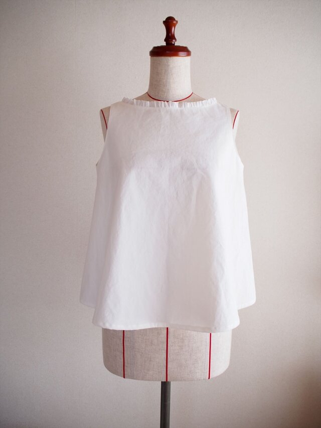 thick white flowers -no sleeve blouse-の画像1枚目