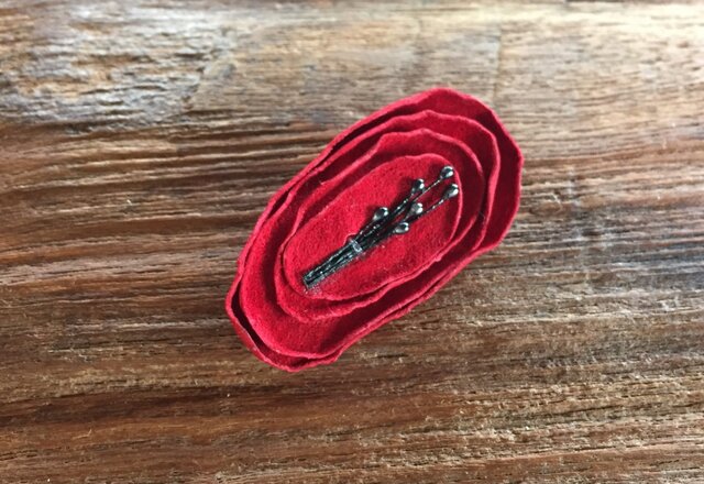革花のブローチピン 金具3.5cm 赤bの画像1枚目