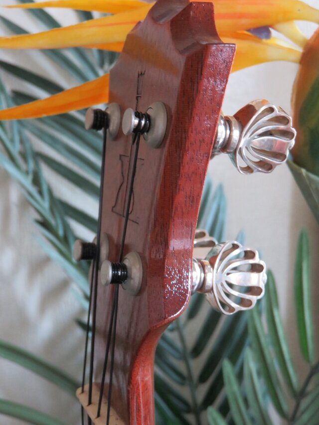 Ukulele shell ペグ / シェルをモチーフにしたウクレレペグのノブの画像1枚目