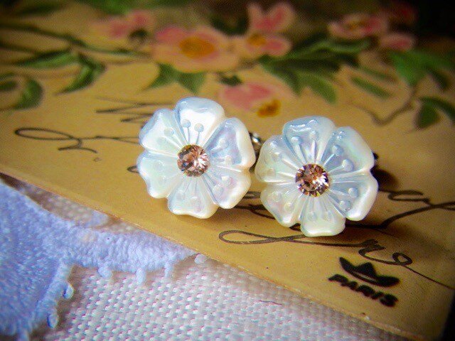 マザーオブパール お花のピアスの画像1枚目