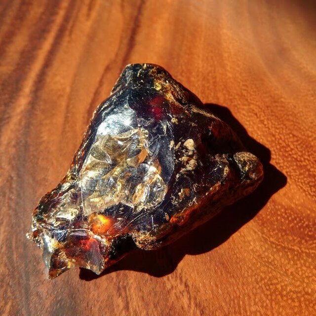 ブルー・アンバー（琥珀） インドネシア・スマトラ産 虹入り 20g 原石 