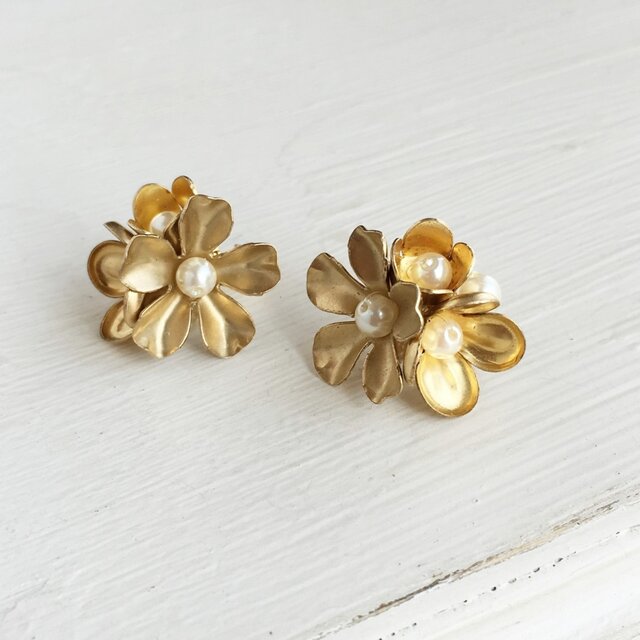 ヴィンテージブラス(真鍮)の花束ピアス(小)の画像1枚目