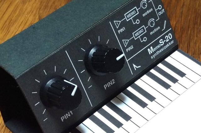 CREA掲載商品【メモ】MemoS-20 シンセサイザー型・ペンスタンドメモ・SKP付きの画像1枚目