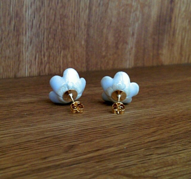 とうきのピアス(白の花) | iichi 日々の暮らしを心地よくする