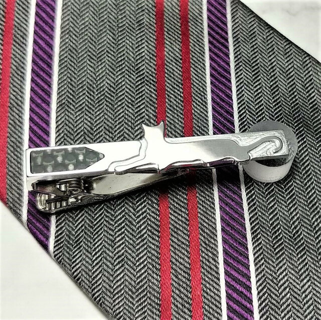 くつろぎ猫ネクタイピン】猫好きさんにオススメ♪ / プレゼントにも