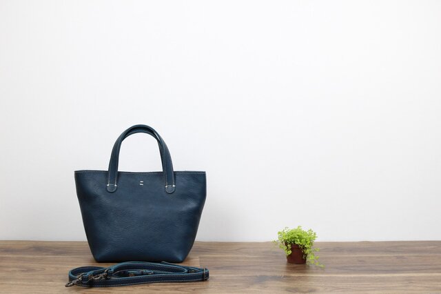 革の2WAYバッグ 長財布も入る大きなファスナー ブルーの画像1枚目