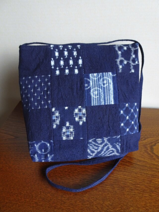 手織り久留米絣：16枚パッチワークのショルダーバッグ（B-5） | iichi ハンドメイド・クラフト作品・手仕事品の通販