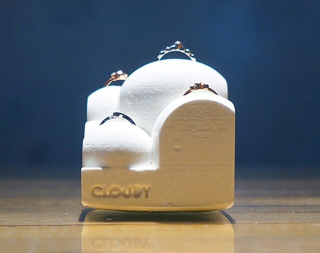 小さな雲の指輪スタンド。 “CLOUDY”(クラウディ) ホワイトの画像1枚目