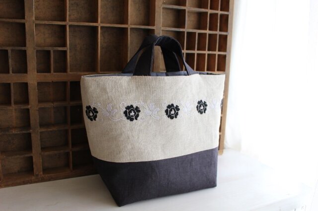 手刺繍薔薇のトートバッグ【黒】の画像1枚目