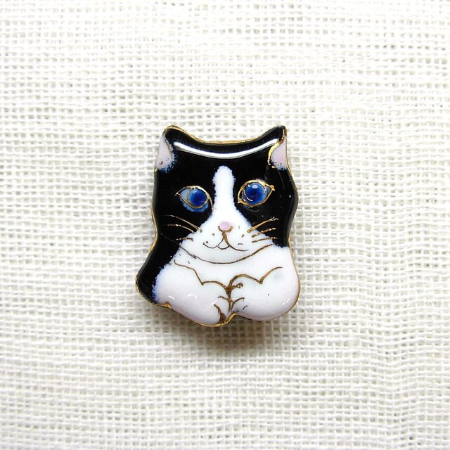 ねこ （ハチワレ2016)の七宝焼ミニブローチ 【受注制作】