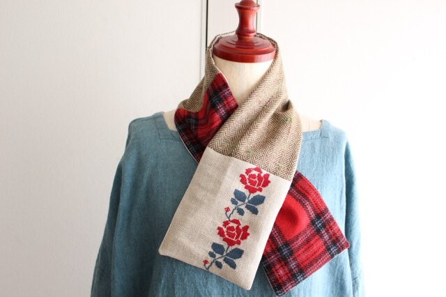 手刺繍薔薇のミニマフラー【赤】の画像1枚目