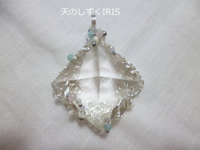 水晶のピラミッドの画像1枚目