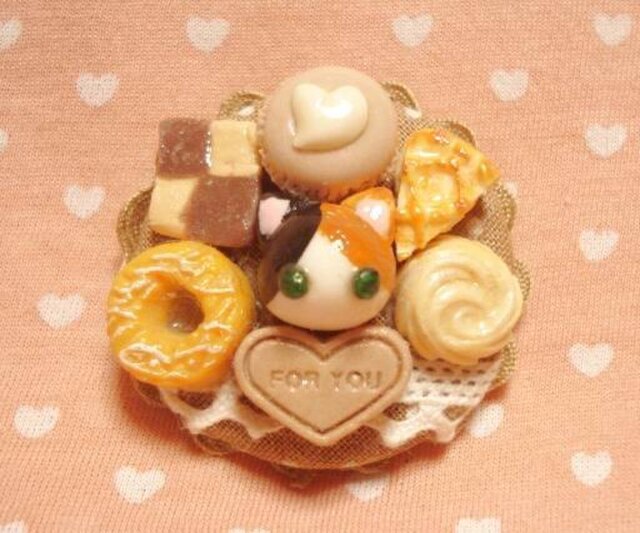 にゃんこのしっぽ○スイーツデコ○デコ缶バッジ○三毛猫1の画像1枚目