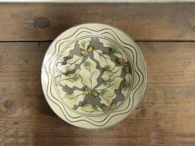 ドングリの飾り皿(三彩)の画像1枚目