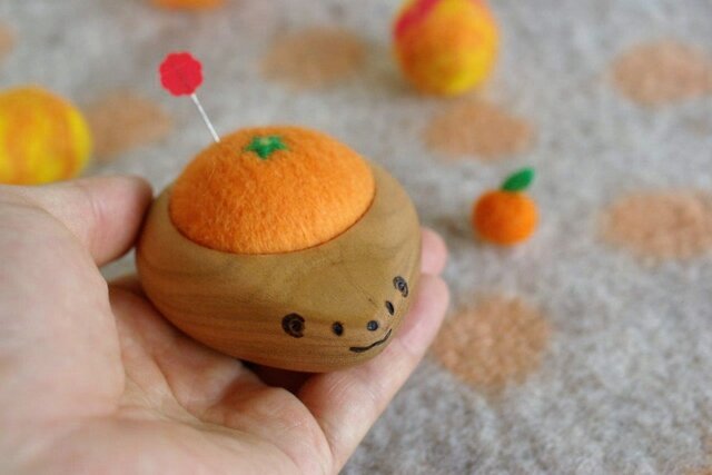ピンクッション　針山　ハリネズミ　アンティーク　ヴィンテージ　ビンテージ ハリネズミの羊毛ピンクッション【針山】みかん | iichi 日々の暮らし