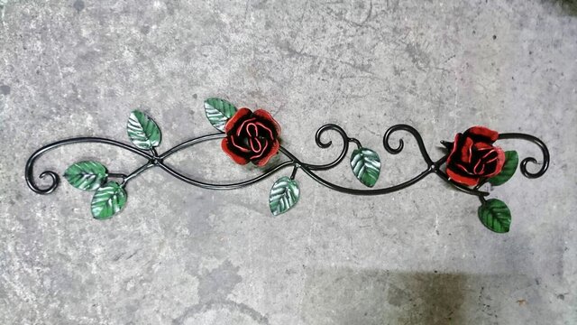 薔薇の壁飾り アイアン アンティークレッドカラー 窓飾り ローズ