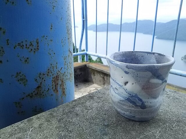 刷毛目の変形ゆのみ(藁灰釉)の画像1枚目