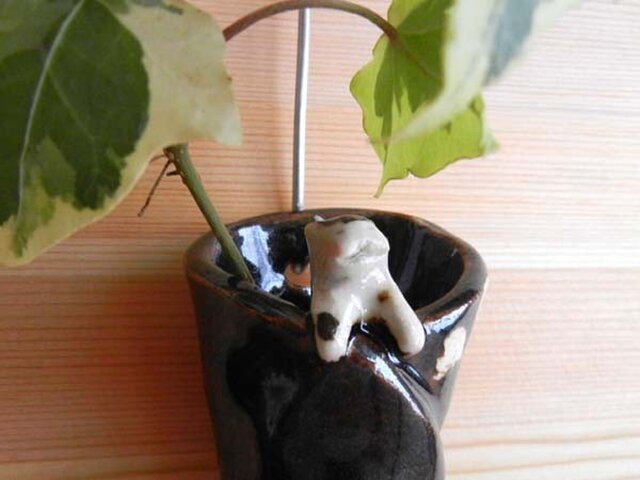 ニャンコの笑う壁掛け花器 bの画像1枚目