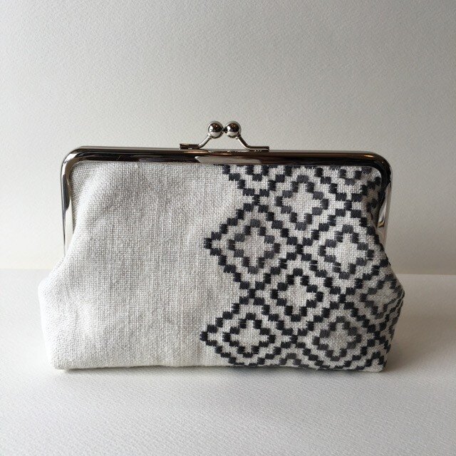 チャコールグレー幾何学模様 - 18㎝リネンガマ口ポーチ