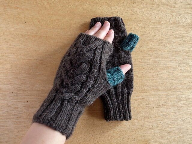 アルパカウールのアランハンドウォーマー・チャコールグレー