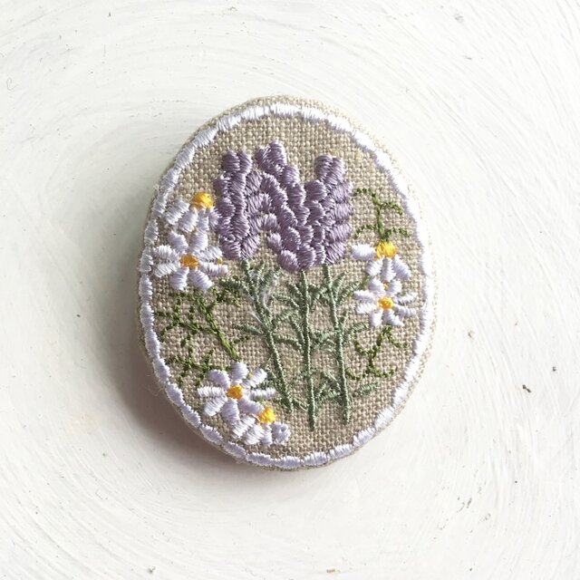 刺繡ブローチ ラベンダーとカモミールの画像1枚目