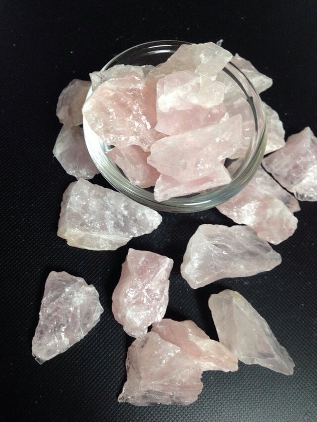 【恋愛の石】マダガスカル産 ローズクォーツ原石 40g 穴無しの画像1枚目