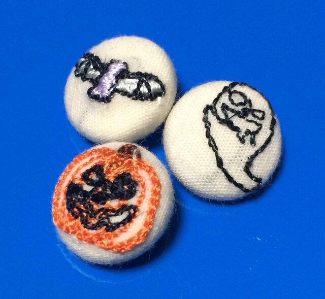 刺しゅうくるみボタンハロウィンシリーズ 直径15mm 3つセットの画像1枚目