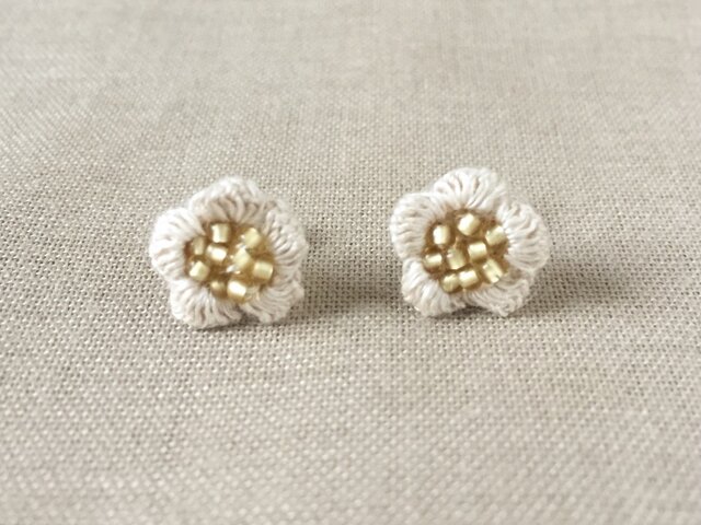 flower ピアス A - オフホワイトの画像1枚目