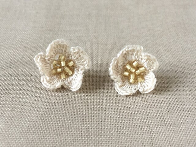 flower ピアス B - オフホワイトの画像1枚目