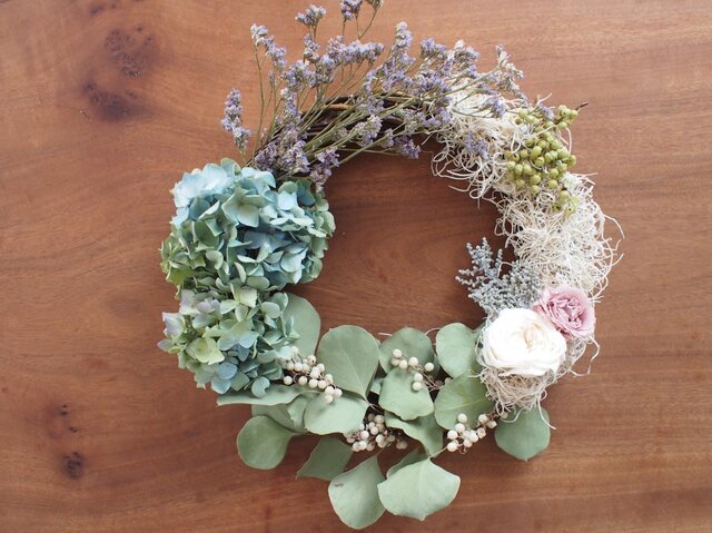 瑠璃色あじさいとユーカリポポラスのリース | iichi 日々の暮らしを