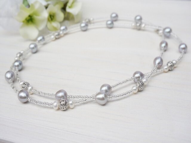white×grayロングネックレスの画像1枚目
