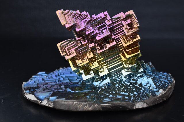 神秘的な美しさを持つビスマス結晶 432gケース付き ビスマス結晶オブジェ（小） | iichi 日々の暮らしを心地よく