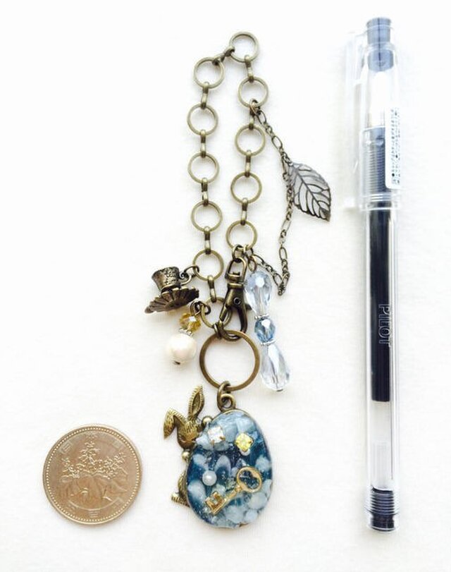 レジンバッグチャーム ウサギたまご(蒼) | iichi 日々の暮らしを